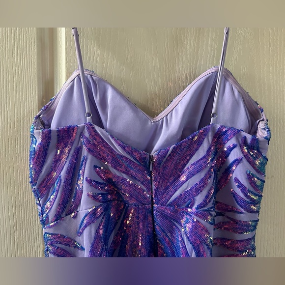 Straps are adjustable. Zipper back closure. Style H2307 Size 12 Worn Once - Picture 8 of 10